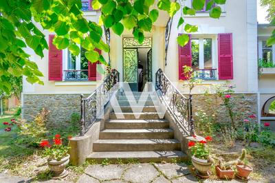 Maison - 256 m² - 9 pièces