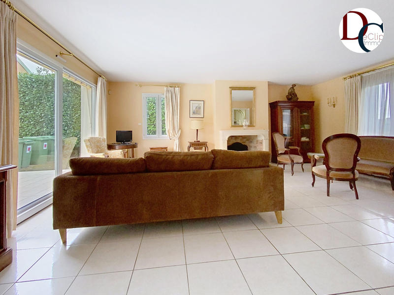 Maison - 242 m² - 8 pièces