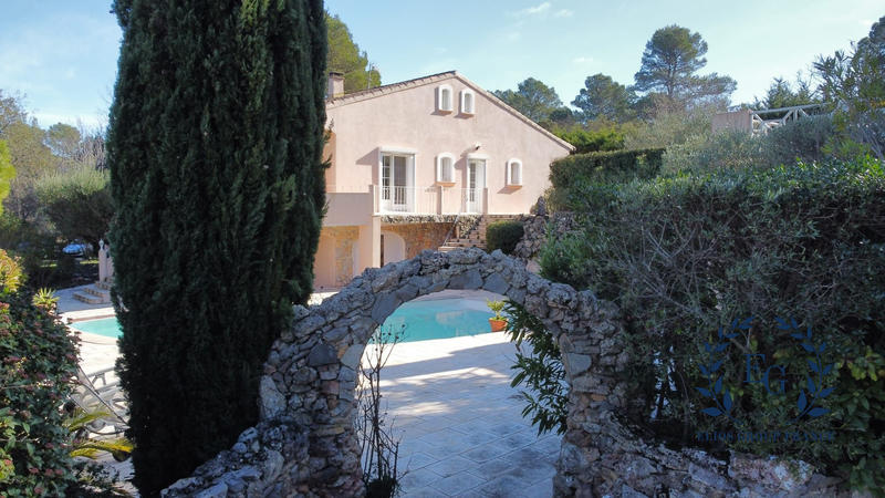 Maison - 218 m² - 7 pièces