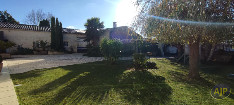 Maison - 281 m² - 9 pièces