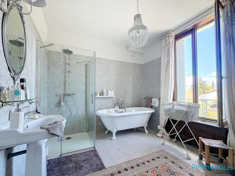 Maison - 300 m² - 8 pièces