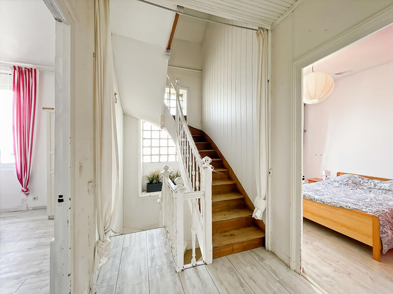 Maison - 181 m² - 9 pièces