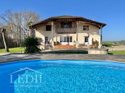 Maison - 300 m² - 5 pièces