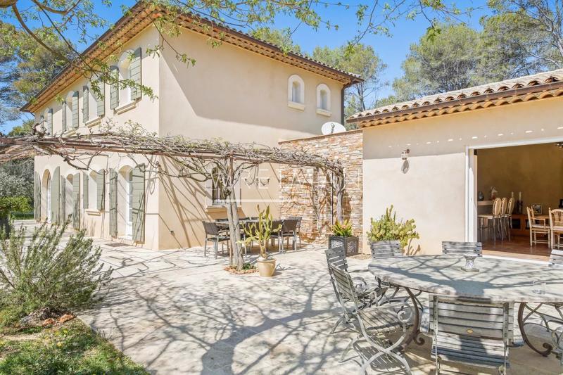 Villa - 260 m² - 10 pièces