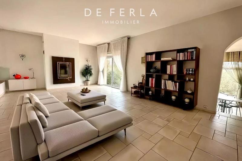 Propriété - 245 m² - 10 pièces