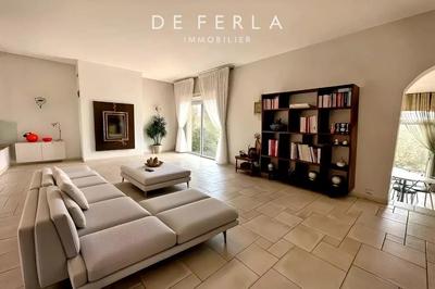 Propriété - 245 m² - 10 pièces