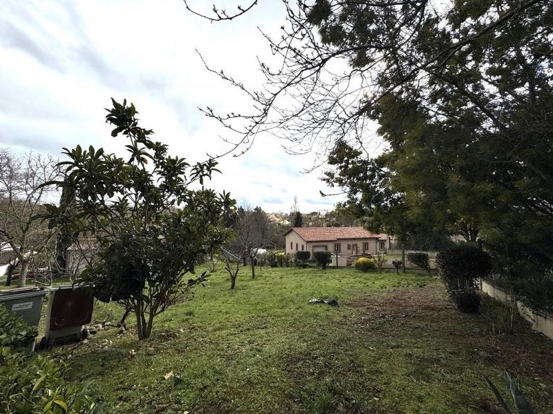 Terrain constructible - 900 m²