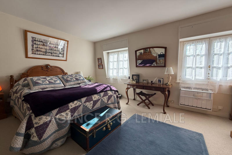 Maison - 275 m² - 15 pièces