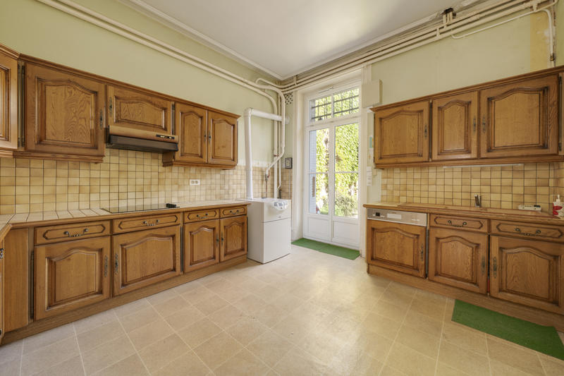 Maison - 270 m² - 11 pièces