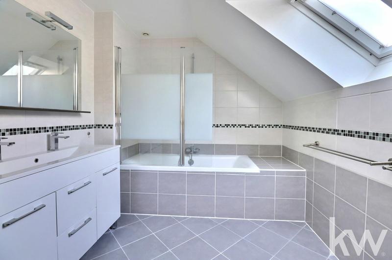 Maison - 243 m² - 9 pièces