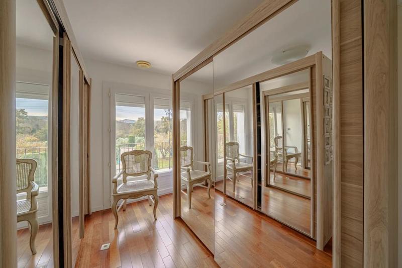 Maison - 335 m² - 12 pièces