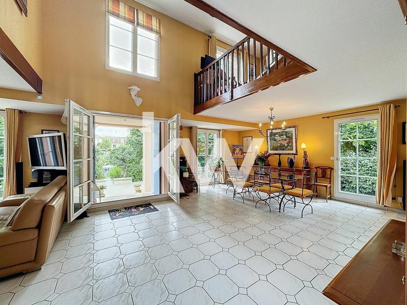 Maison - 213 m² - 8 pièces