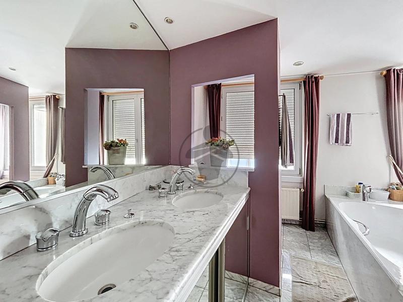 Maison - 213 m² - 7 pièces