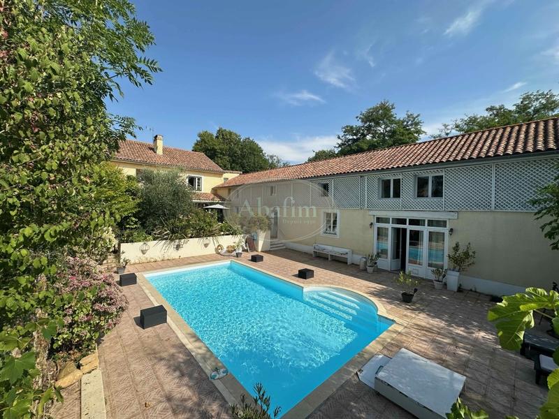 Maison - 384 m² - 15 pièces