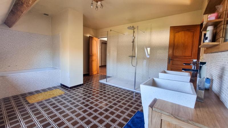 Maison - 240 m² - 8 pièces