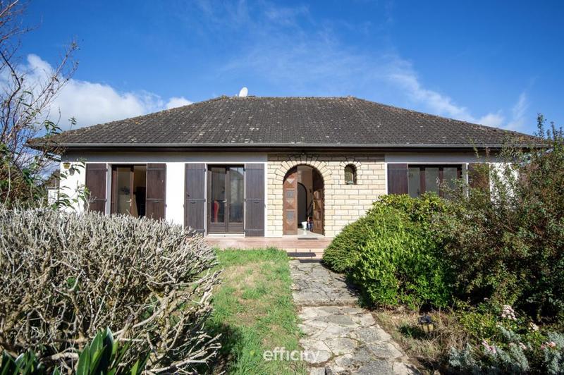 Maison traditionnelle - 230 m² - 6 pièces