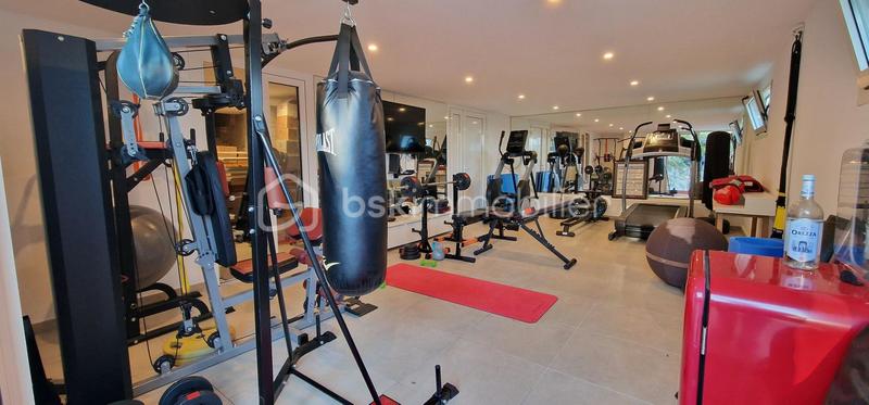 Maison traditionnelle - 241 m² - 6 pièces