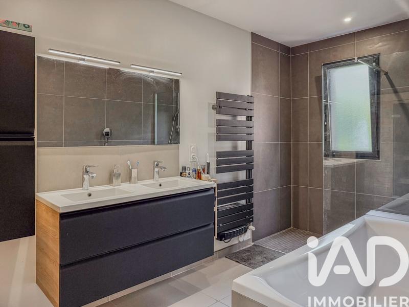 Maison - 213 m² - 8 pièces