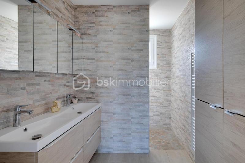 Maison traditionnelle - 260 m² - 5 pièces