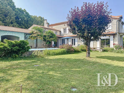 Maison - 278 m² - 9 pièces