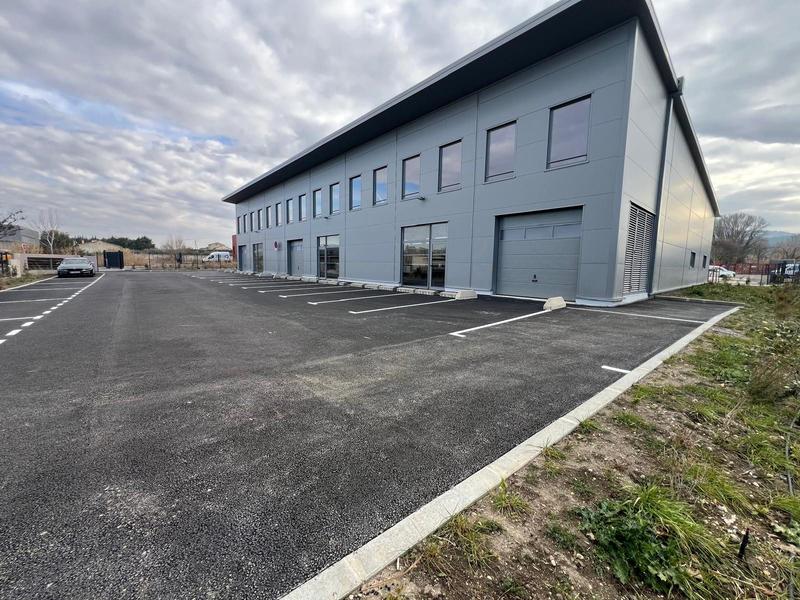 Local commercial - 1 185 m²