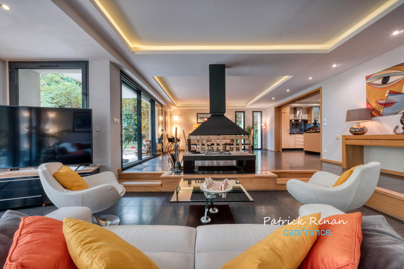 Maison - 439 m² - 8 pièces