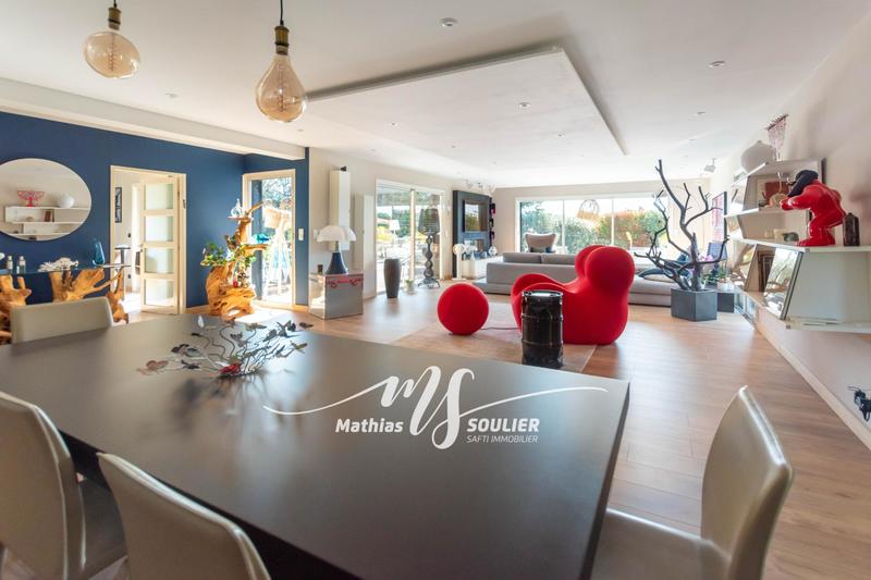 Maison - 300 m² - 8 pièces