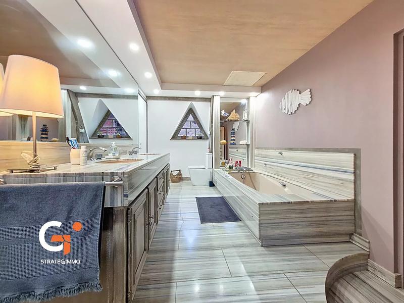 Maison - 350 m² - 8 pièces