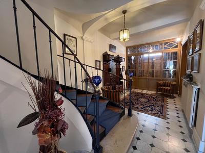 Maison - 260 m² - 10 pièces