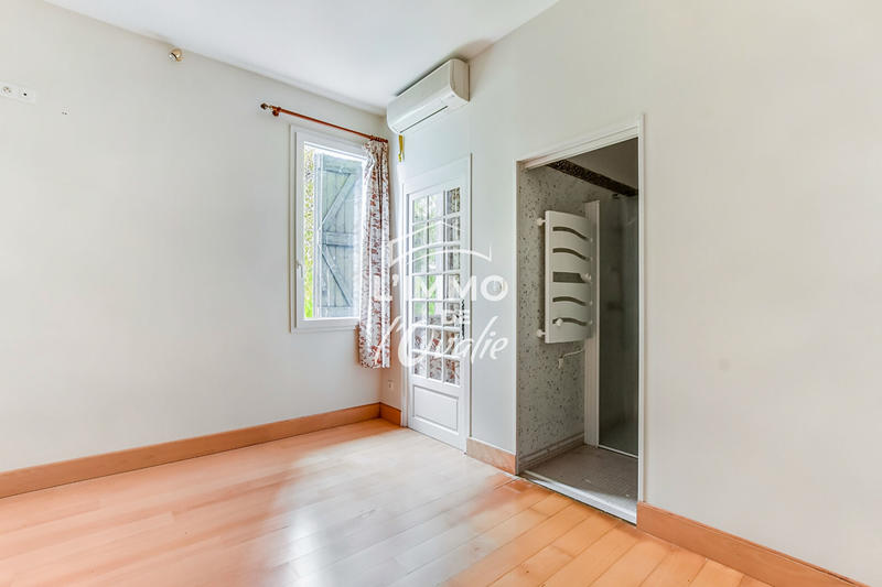 Demeure - 1 000 m² - 21 pièces