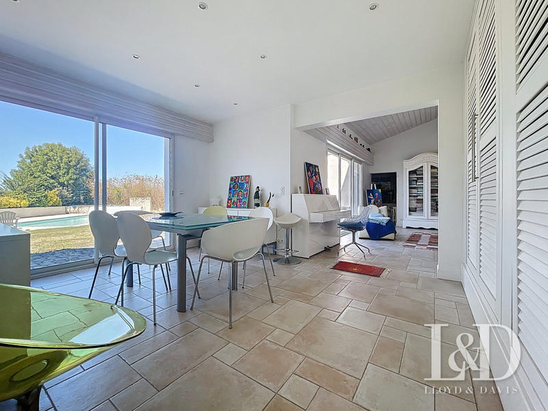 Maison - 203 m² - 6 pièces