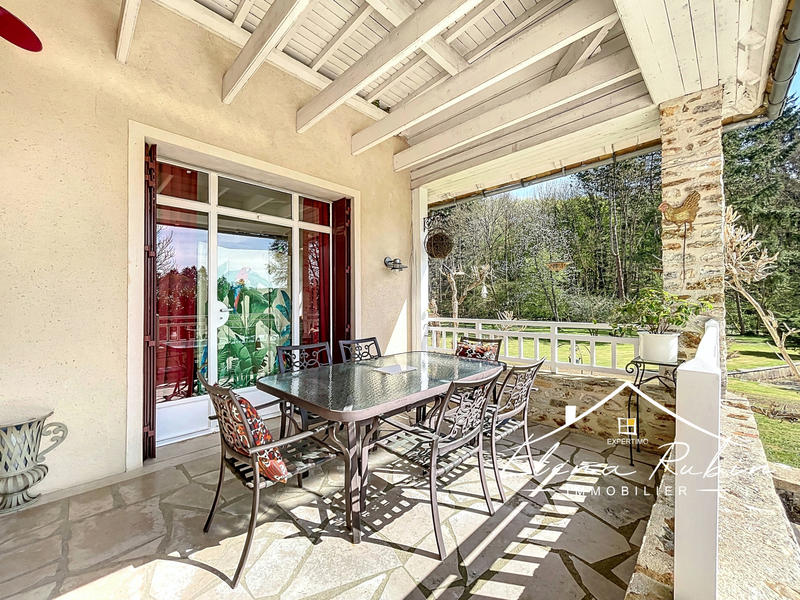 Propriété - 251 m² - 10 pièces