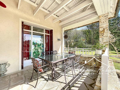 Propriété - 251 m² - 10 pièces