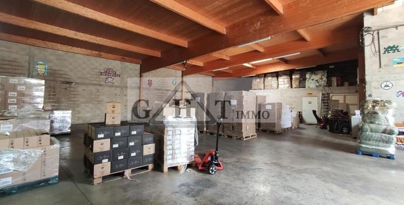 Entrepôt - 900 m²