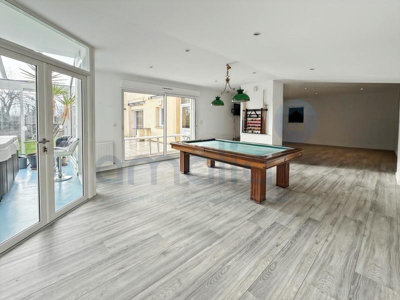 Maison - 369 m² - 11 pièces