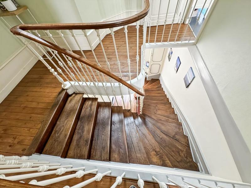 Maison - 220 m² - 8 pièces