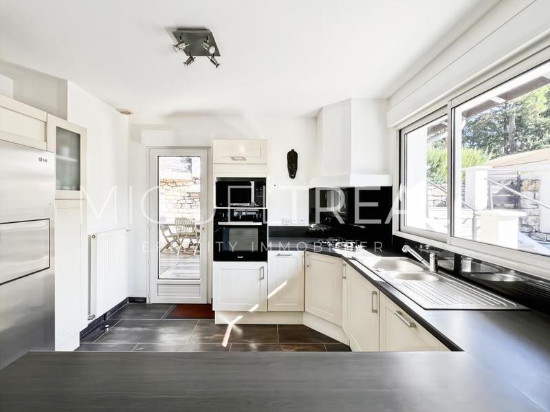 Maison - 214 m² - 8 pièces