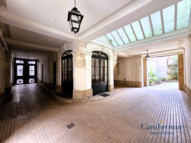 Appartement - 249 m² - 8 pièces