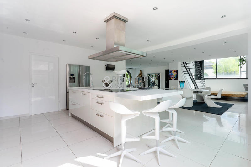 Maison contemporaine - 370 m² - 7 pièces