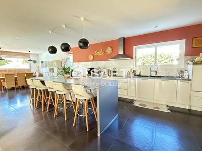 Maison - 240 m² - 7 pièces