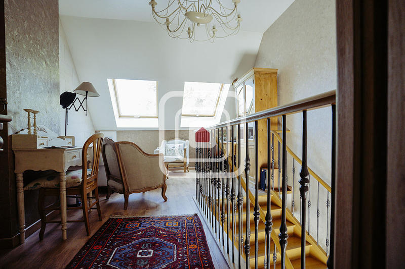 Maison - 222 m² - 8 pièces