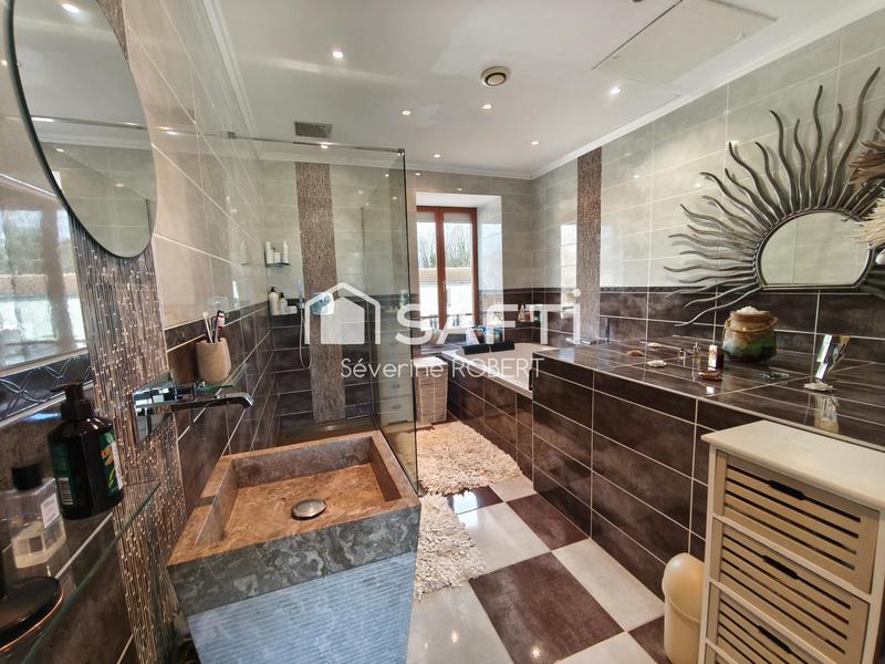 Maison - 241 m² - 7 pièces