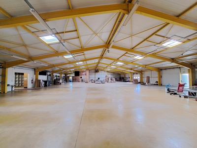 Local d'activité / Entrepôt - 2 161 m² - 3 pièces