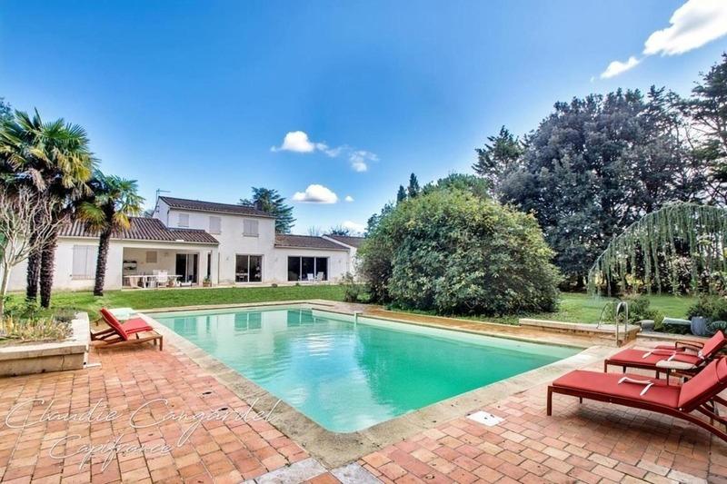 Propriété - 252 m² - 7 pièces