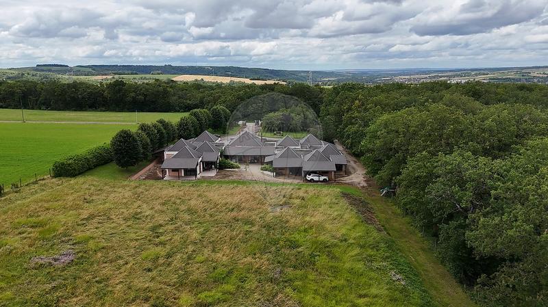 Propriété - 660 m² - 15 pièces