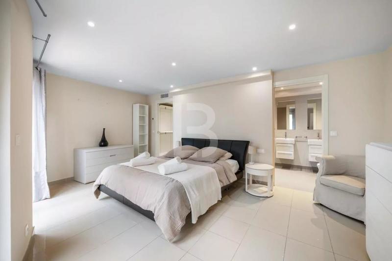 Villa - 587 m² - 8 pièces