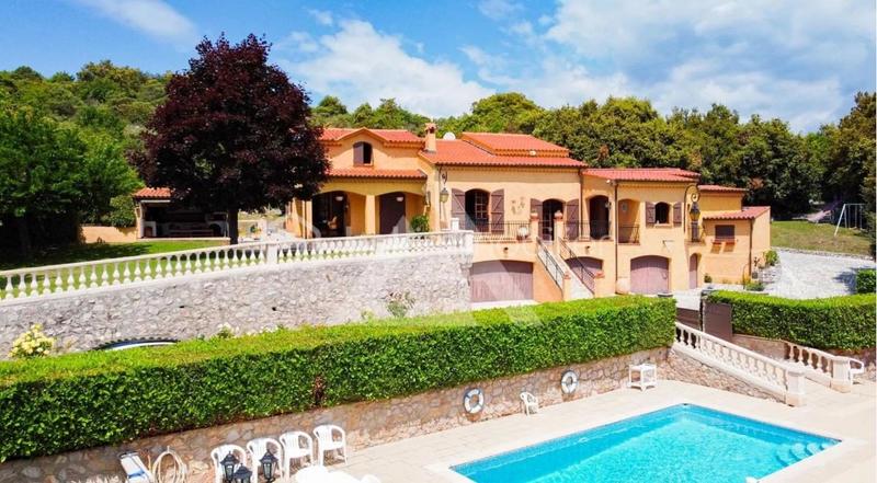 Propriété - 207 m² - 6 pièces