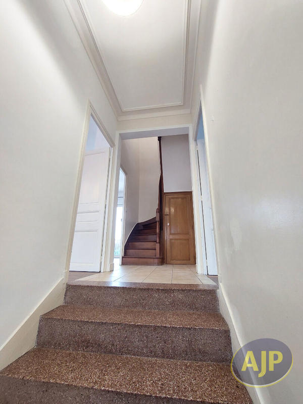 Maison - 121 m² - 6 pièces