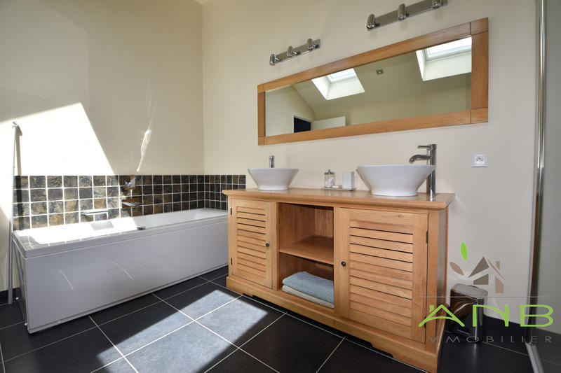 Maison - 305 m² - 8 pièces