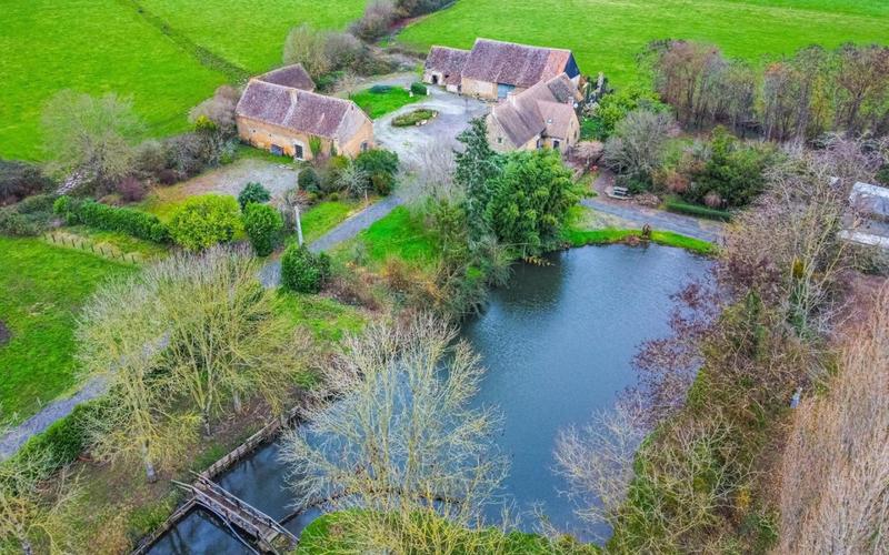 Propriété - 240 m² - 8 pièces